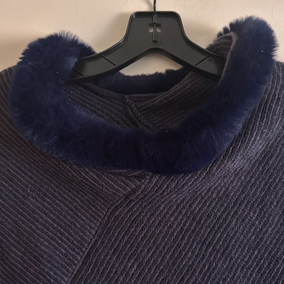 Poncho with faux furs trim - Picture 2 of 5